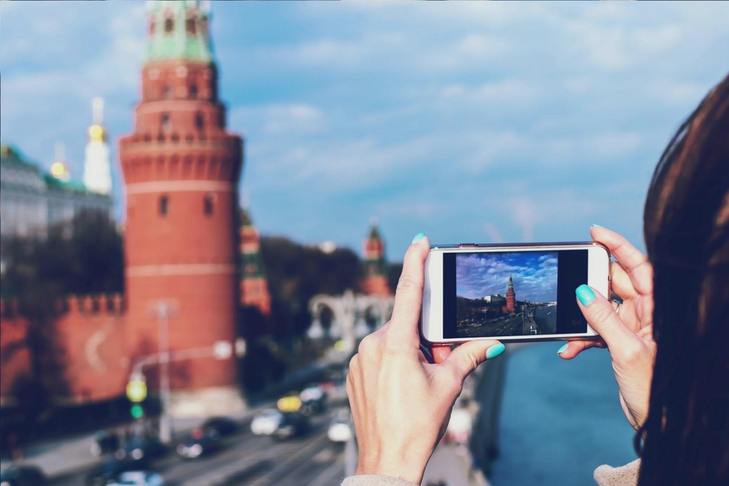Professionista al lavoro su elaborazione fotografica